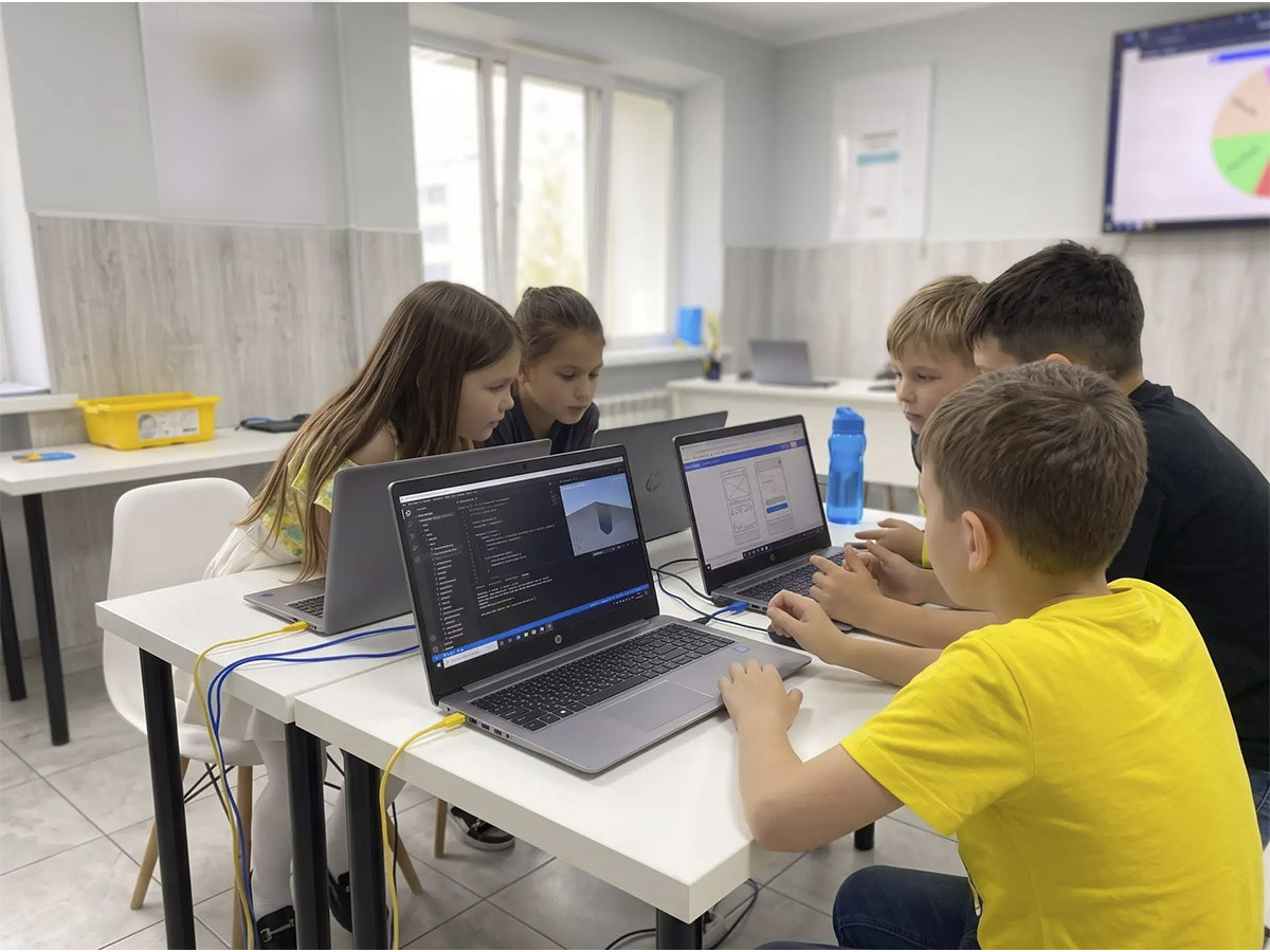 Группа на занятии по робототехнике и AI